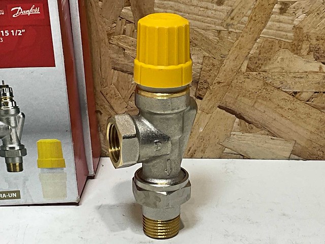 Danfoss 013g3042 radiatorafsluiter thermostatisch ra-un 1/2" dn15 (uk) (5x) - afbeelding 1 van  4