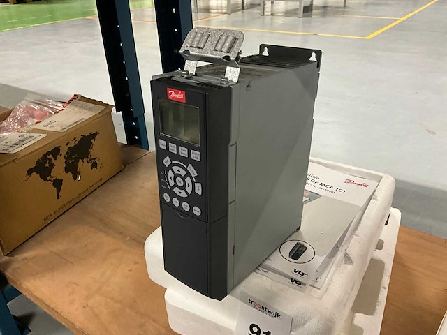 Danfoss fc-302p1k5t5e20h1xg 1,5 kw frequentieregelaar - afbeelding 1 van  4