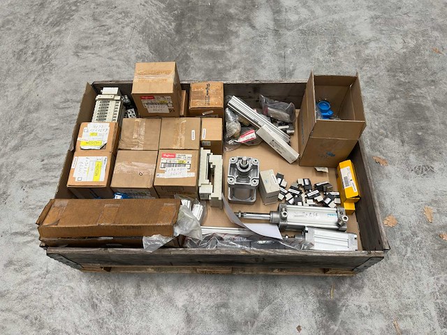 Danfoss, festo - partij pneumatische cilinders, ventielen en schakelmateriaal - afbeelding 12 van  12