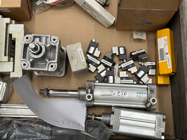 Danfoss, festo - partij pneumatische cilinders, ventielen en schakelmateriaal - afbeelding 7 van  12