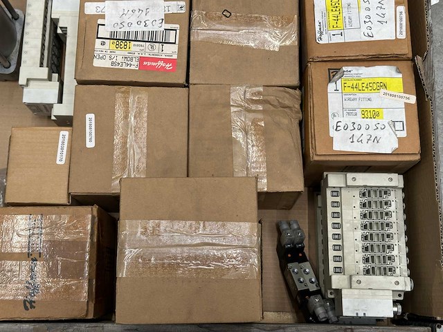 Danfoss, festo - partij pneumatische cilinders, ventielen en schakelmateriaal - afbeelding 9 van  12