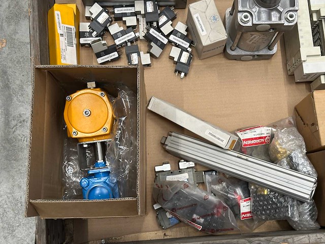 Danfoss, festo - partij pneumatische cilinders, ventielen en schakelmateriaal - afbeelding 10 van  12