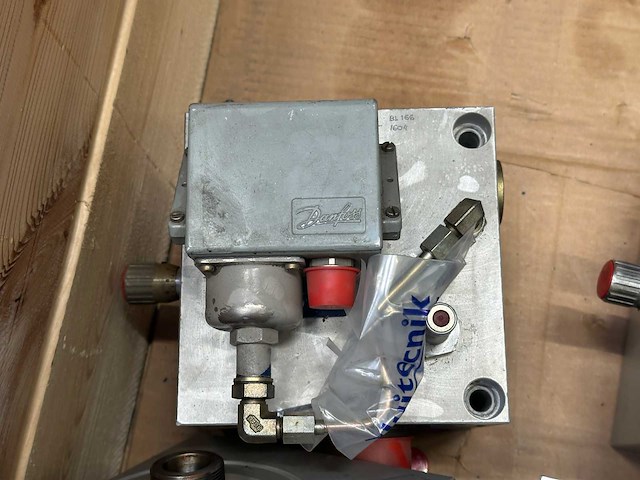 Danfoss / vickers - partij hydraulische ventielblokken & regelventielen - afbeelding 4 van  7