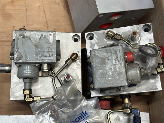 Danfoss / vickers - partij hydraulische ventielblokken & regelventielen - afbeelding 5 van  7