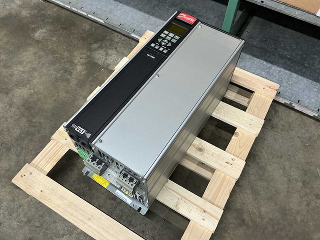 Danfoss vlt 5000 175z4117 27kva frequentieregelaar - afbeelding 1 van  6