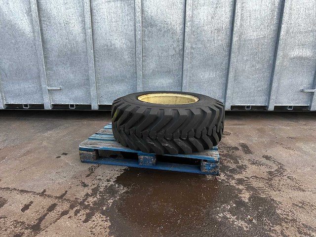 Danubiana – landbouwband d-146 16/70-20 met velg 8-gaats (1x) - afbeelding 1 van  3