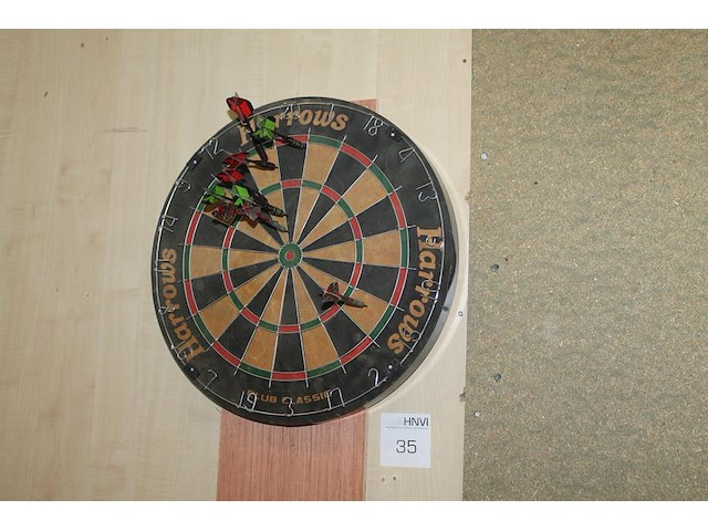 Dartboard harrows met pijlen. - afbeelding 1 van  2