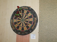 Dartboard harrows met pijlen. - afbeelding 1 van  2