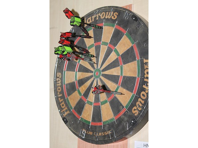 Dartboard harrows met pijlen. - afbeelding 2 van  2