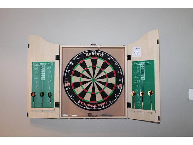 Dartbord in kast. - afbeelding 1 van  2