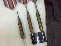 Dartspijlen in lederen etui - afbeelding 2 van  3