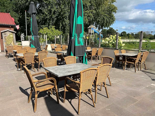 De arend - 12 terrastafels en 47 terrasstoelen - afbeelding 1 van  7