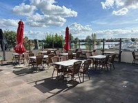 De arend - 15 terrastafels en 50 terrasstoelen