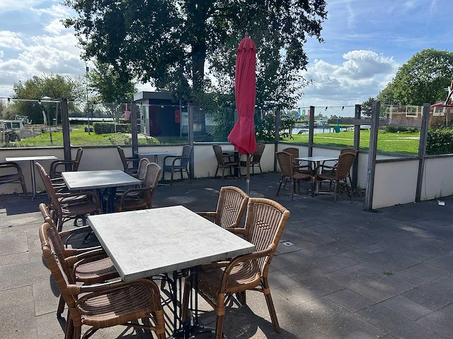 De arend - 15 terrastafels en 50 terrasstoelen - afbeelding 2 van  8