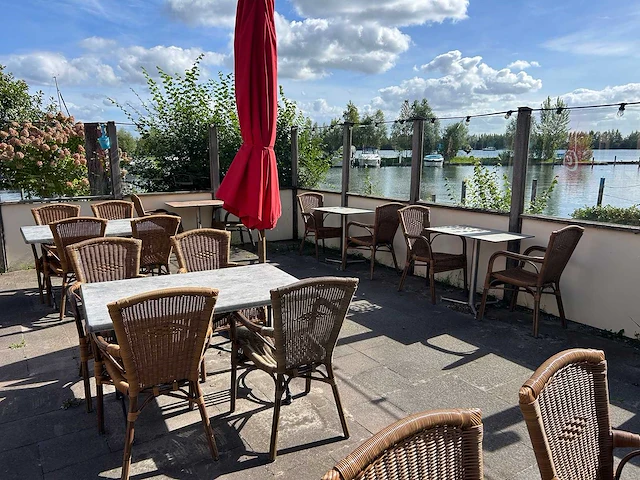 De arend - 15 terrastafels en 50 terrasstoelen - afbeelding 3 van  8