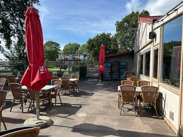 De arend - 15 terrastafels en 50 terrasstoelen - afbeelding 6 van  8