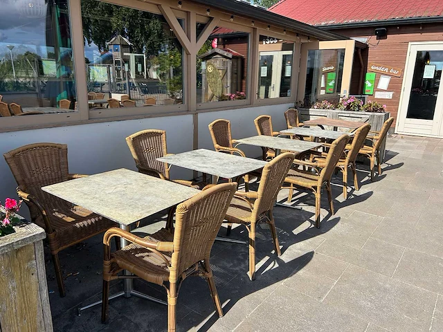 De arend - 17 terrastafels en 36 terrasstoelen - afbeelding 3 van  6