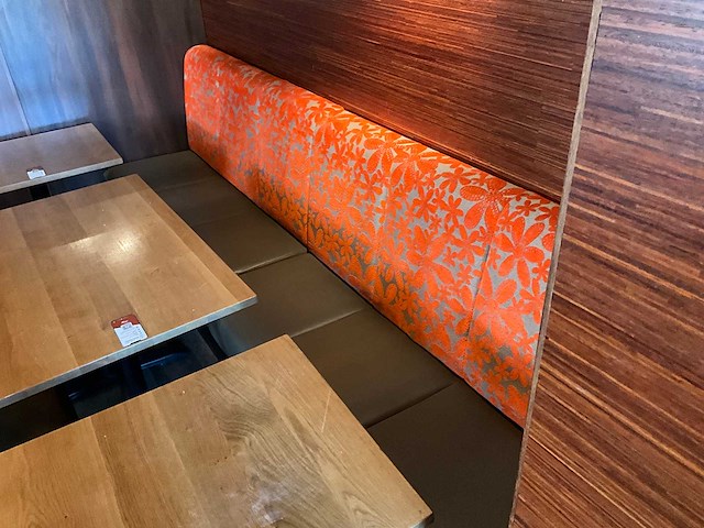 De arend - 2 restaurantbanken met 3 tafels en 4 stoelen - afbeelding 2 van  8