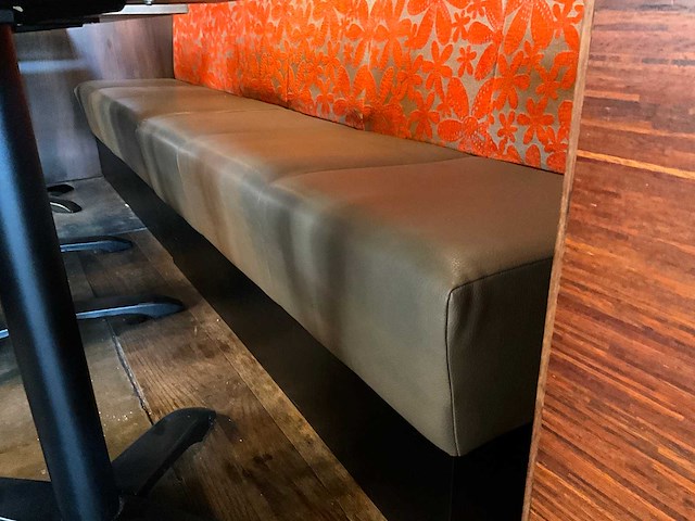 De arend - 2 restaurantbanken met 3 tafels en 4 stoelen - afbeelding 3 van  8
