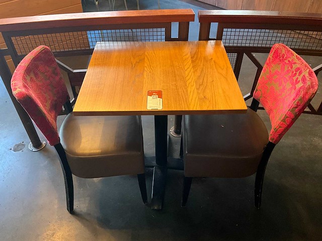 De arend - 2 restauranttafels en 4 stoelen - afbeelding 1 van  1