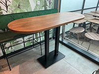 De arend - ovale bartafel