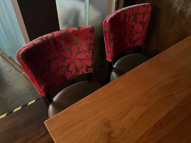 De arend - restaurantafel met 4 stoelen - afbeelding 3 van  6