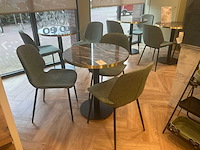 De arend tafel en stoelen (4x)