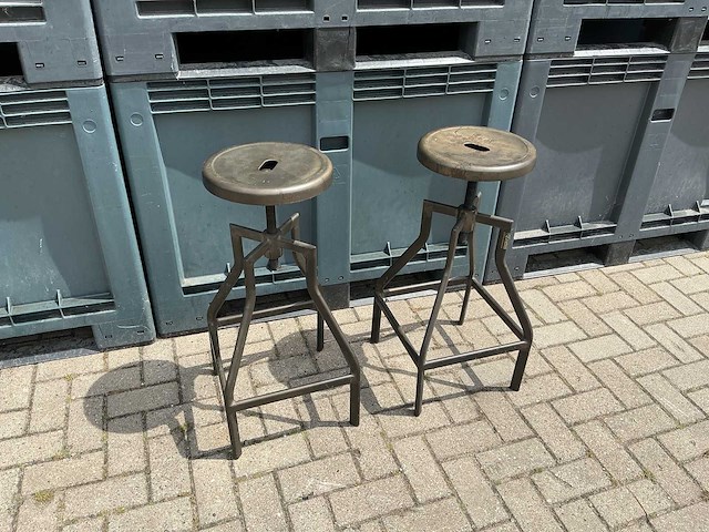 “de arend” vintage industriële machinistkruk (2x) - afbeelding 1 van  8
