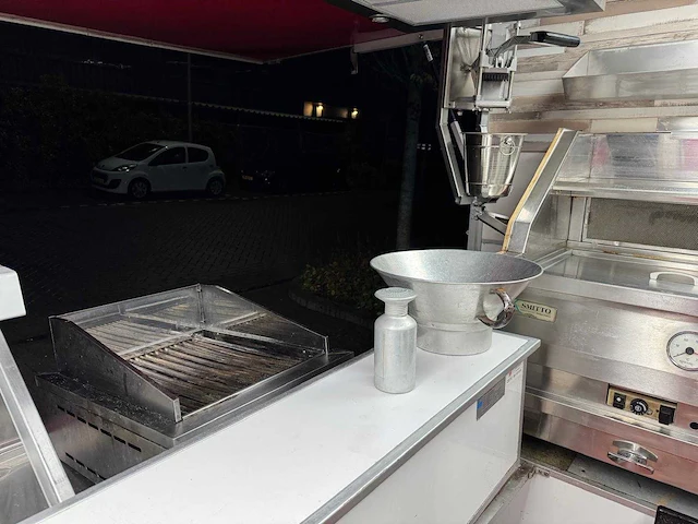 De vries 2000 aanhangwagen 7 meter friet patatwagen grillwagen koelwagen rationale 4477 - afbeelding 9 van  45