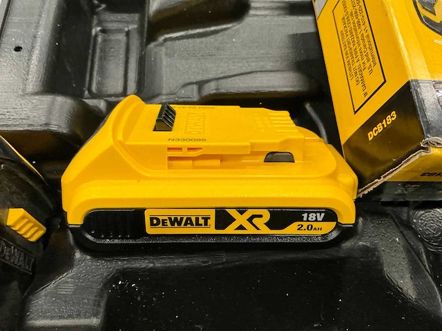 De walt accu's en laders (3x) - afbeelding 3 van  6