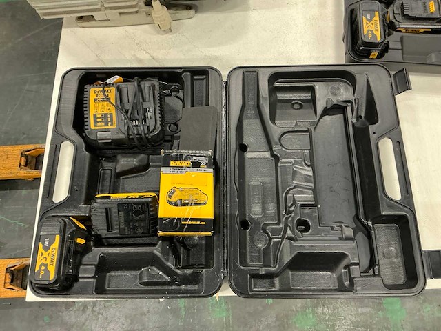 De walt accu's en laders (3x) - afbeelding 1 van  5