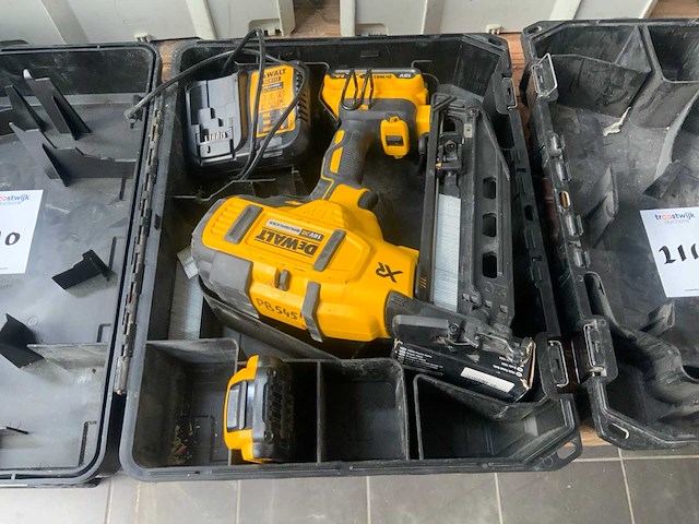 De walt dcn660 type 2 accu finish nagelpistool - afbeelding 1 van  3