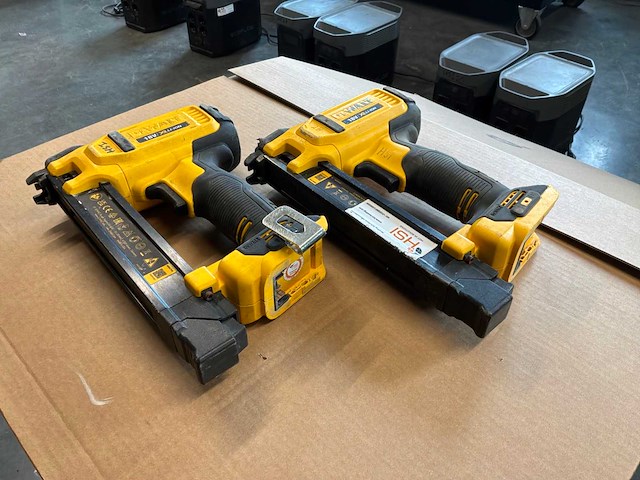 De walt dcn710 tacker (2x) - afbeelding 1 van  2