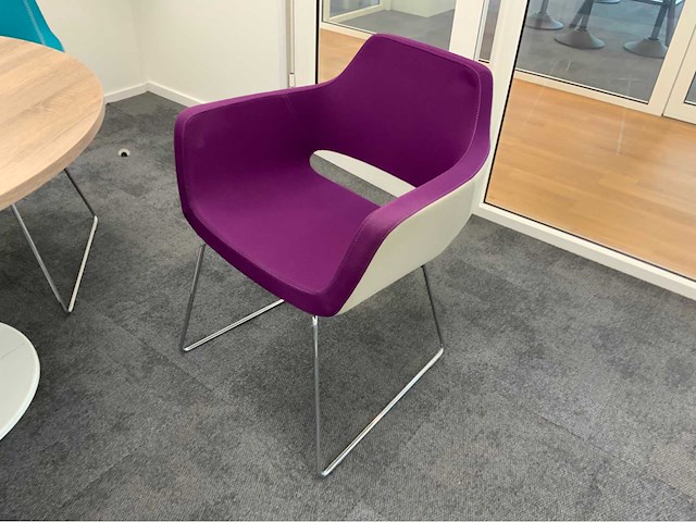 Deberenn vergadertafel met 4 deberenn nano vergaderstoelen - afbeelding 7 van  9