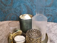 Decoratie bestaande uit o.a. dienblad met glazen karaf & waxinelichthouders