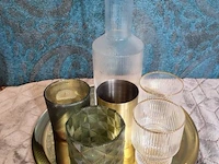 Decoratie bestaande uit o.a. dienblad met glazen karaf & waxinelichthouders