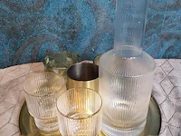 Decoratie bestaande uit o.a. dienblad met glazen karaf & waxinelichthouders - afbeelding 2 van  2