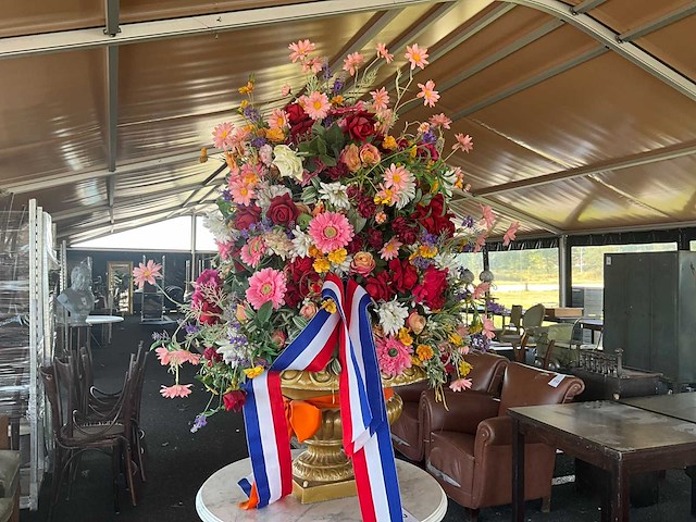 Decoratie bloemstuk op tafel - afbeelding 1 van  8