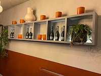 Decoratie in wandmeubel en planten - afbeelding 2 van  8