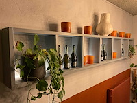 Decoratie in wandmeubel en planten - afbeelding 3 van  8