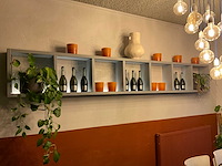 Decoratie in wandmeubel en planten - afbeelding 5 van  8