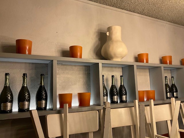 Decoratie in wandmeubel en planten - afbeelding 6 van  8