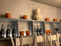 Decoratie in wandmeubel en planten - afbeelding 6 van  8