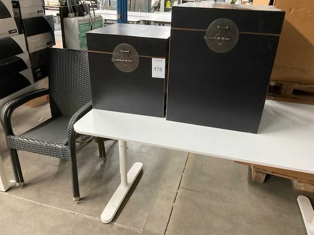 Decoratie kisten en stoelen (2x) - afbeelding 1 van  13