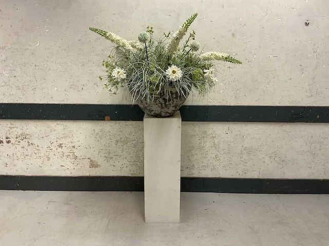 Decoratie kunst bloemstuk op zuil - afbeelding 1 van  5