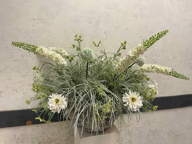 Decoratie kunst bloemstuk op zuil - afbeelding 2 van  5