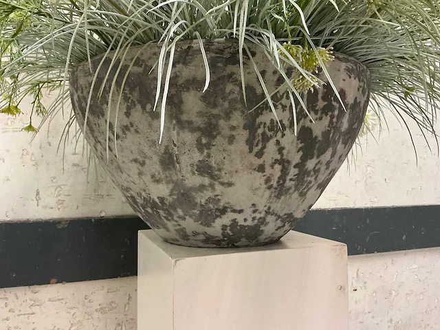 Decoratie kunst bloemstuk op zuil - afbeelding 4 van  5