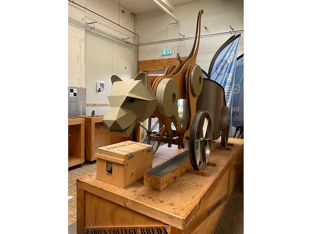 Decoratie “paard van troje” op kist - afbeelding 4 van  16