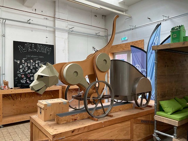 Decoratie “paard van troje” op kist - afbeelding 11 van  16