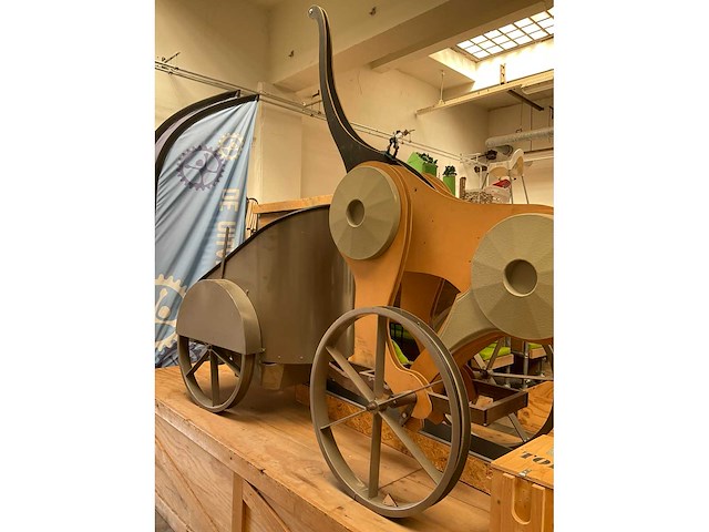Decoratie “paard van troje” op kist - afbeelding 13 van  16
